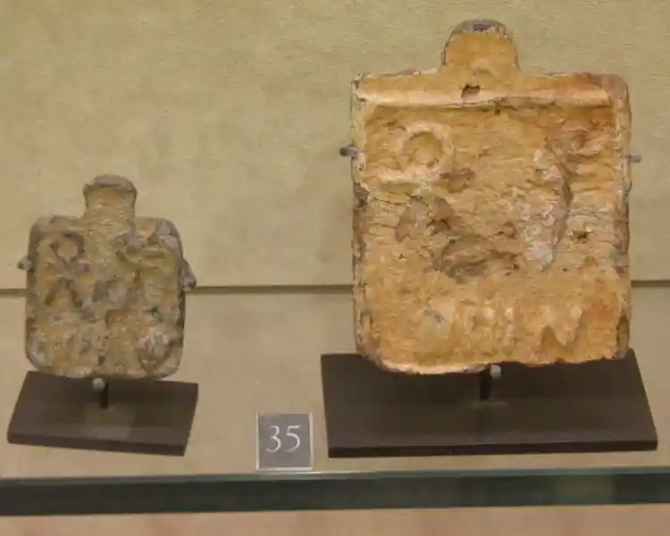 Square weights with Tanit symbol